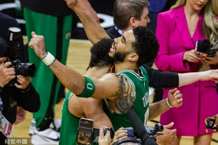 对手：这人是机器人吗？（对手质疑：他是机器人？）