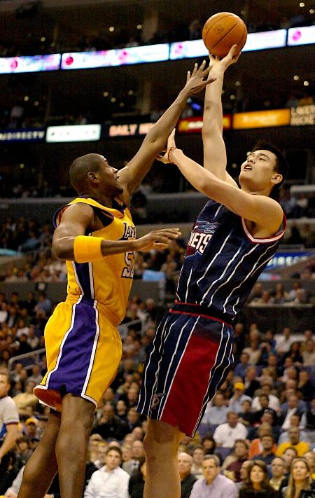 热刺全队已经抵达韩国，孙兴慜、梁民革举韩国国旗合照（热刺全队抵韩，孙兴慜与梁民革举国旗合影）