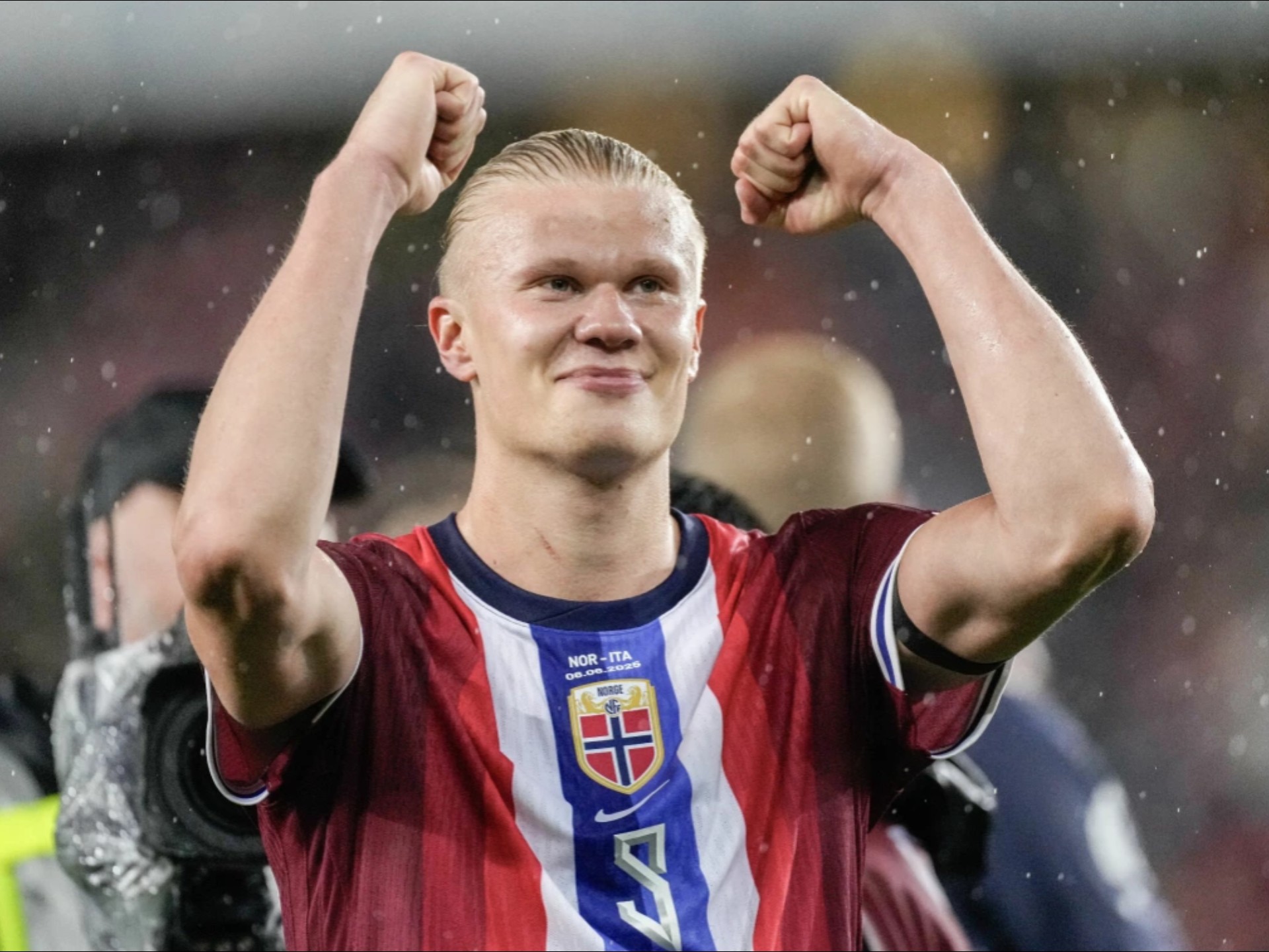 马丁内斯谈C罗肘击被罚下：那不是暴力行为，而是对挑衅的反应（马丁内斯：C罗肘击染红非暴力，只是对挑衅的回应）