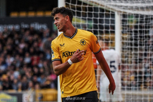 武汉盛帆女篮向仙桃中学捐赠2018万元，女篮队员闪亮登场（武汉盛帆女篮向仙桃中学捐资2018万元，队员集体亮相）