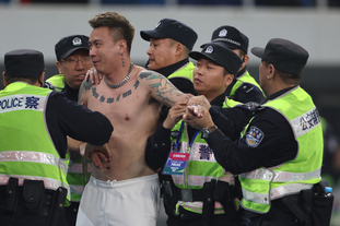 欧文突破防守送出关键助攻（欧文穿透防线妙传制胜）