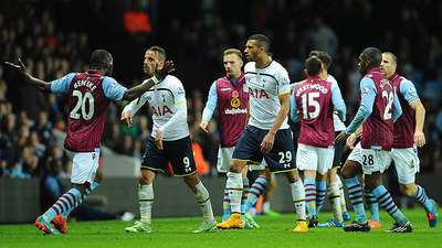 前锋关键进球锁定胜局（前锋破门奠定胜局）