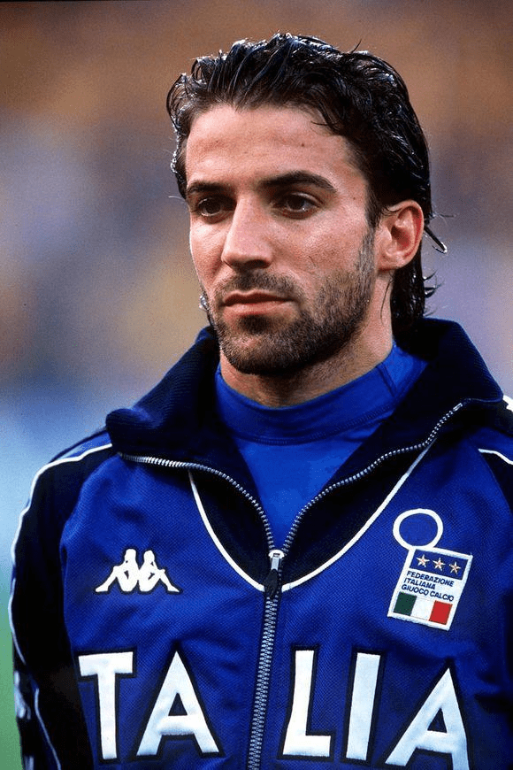 卡拉格：斯凯利是天才球员，对他未入选英格兰大名单感到惊讶（卡拉格盛赞斯凯利天赋异禀，惊讶其无缘英格兰大名单）