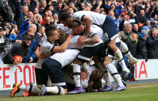 每体：一名巴萨球迷因点燃焰火导致公交车起火被逮捕（每体：巴萨球迷燃放焰火致公交起火，已被警方拘捕）