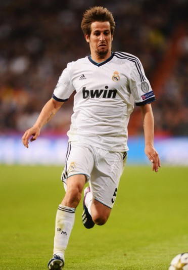 国足重建计划：明年初集结，放弃30岁+老将，蒋圣龙等人成核心（国足开启重塑：明年初集训，30岁以上老将退居二线，蒋圣龙领衔新核心）