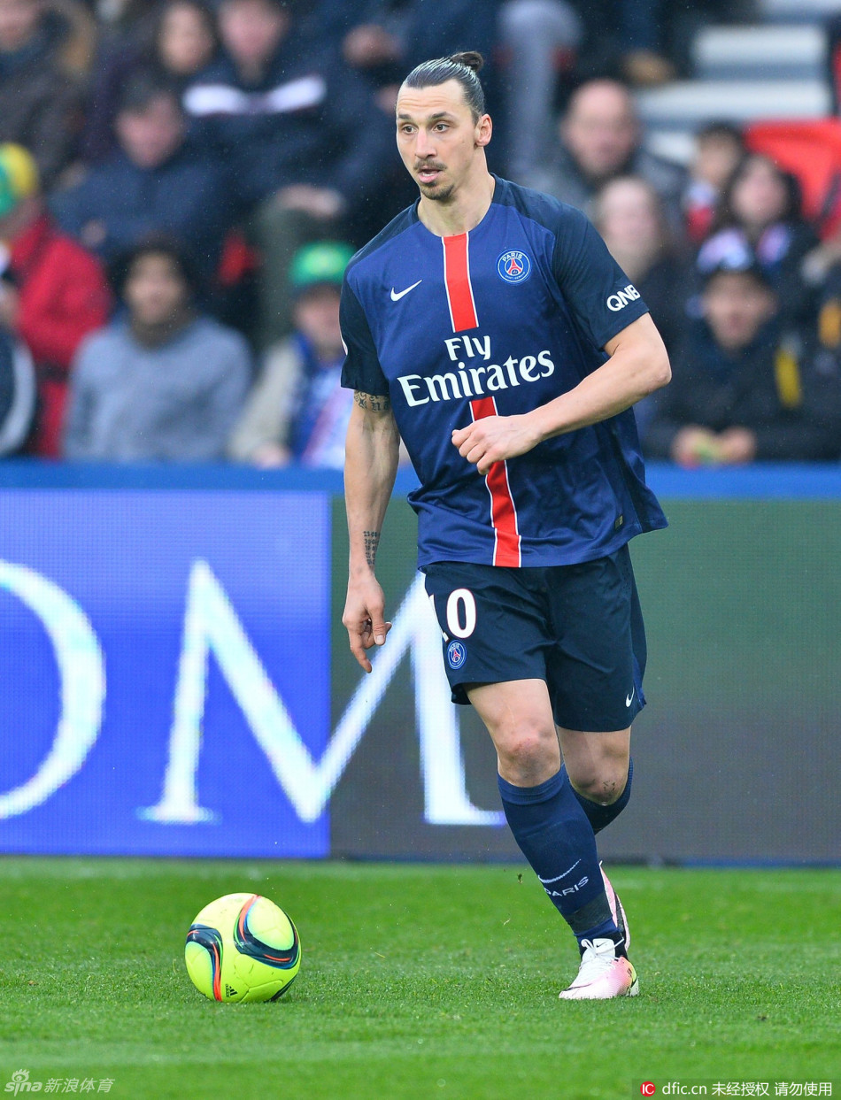 另一个半球的思念，奥斯卡晒出在家观看海港亚冠比赛照片（隔着半球的牵挂：奥斯卡在家晒图看海港亚冠）