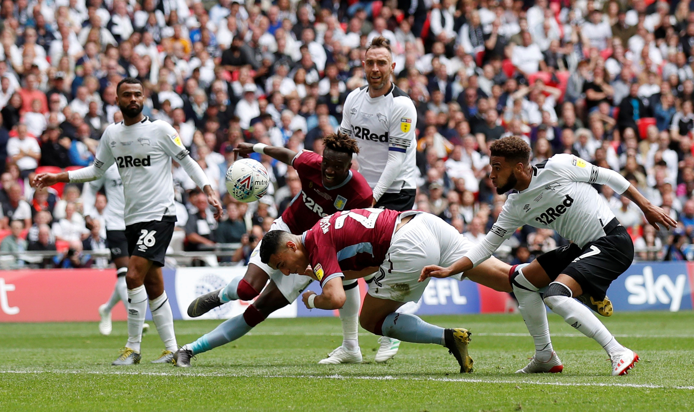 球星用表现撑起一片天（巨星凭实力扛起全场）