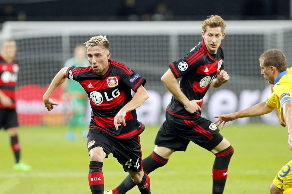 篮球湖人球星时隔两周复出，全场掌声雷动（湖人巨星两周后回归，主场掌声如雷）